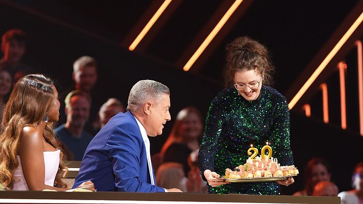 Joachim Llambi bekam zum 20. Jubil&auml;um eine Mettbr&ouml;tchen-Torte &uuml;berreicht.