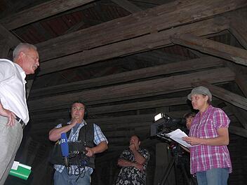 Unter den dicken Balken des   Mansarddaches im Heilgersdorfer Schloss  traf sich Lothar Hofmann (links) mit den Vertretern des Bayerischen Rundfunks (von links): Gregor Thon, Uwe Kraus, Kameramann Thomas Zach (verdeckt) und Redakteurin Nanette Stegner.  Foto: Berthold Köhler