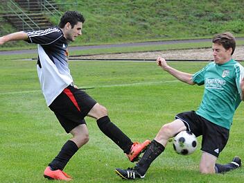Schmerzhafte Rettungsaktion: Gauaschachs Thorsten Weissenberger (rechts) stoppt Patrick Maita-Filip (SG Wildflecken/Bischofsheim II). Foto: ssp