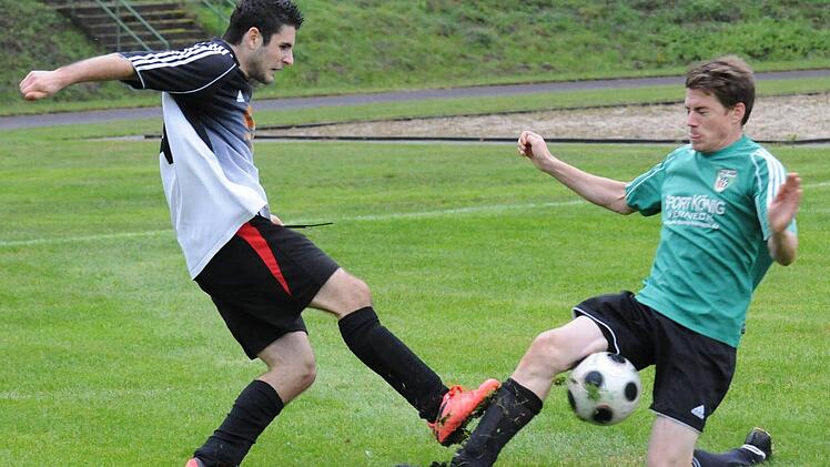 Schmerzhafte Rettungsaktion: Gauaschachs Thorsten Weissenberger (rechts) stoppt Patrick Maita-Filip (SG Wildflecken/Bischofsheim II). Foto: ssp
