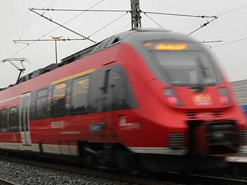 Regionalexpress im Bahnhof von Bad Staffelstein Foto: Archiv, Grafik: Michael Beetz