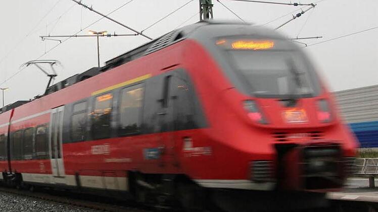 Regionalexpress im Bahnhof von Bad Staffelstein Foto: Archiv, Grafik: Michael Beetz