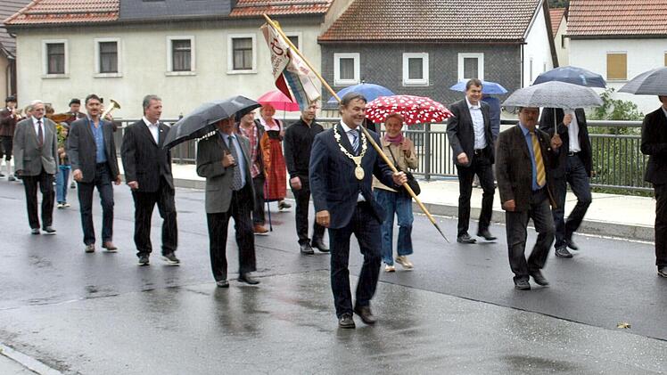 Der Vorstand des SV Steinwiesen mit Vorsitzendem Richard Rauh (vorn Mitte) und Schirmherr Bürgermeister Wunder (vorn links ) Foto: Susanne Deuerling