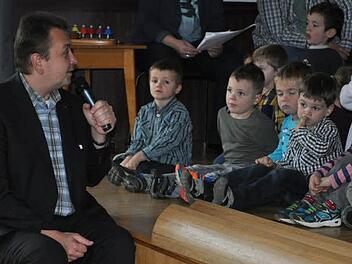Pater Michael Stutzig inmitten der Kinder. "Pfarrweisach ist jung, das sieht man hier. Wenn ich in meine Kirche schaue, hab ich so meine Zweifel." Fotos: Simon Albrecht