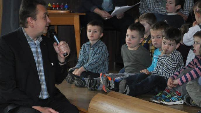 Pater Michael Stutzig inmitten der Kinder. "Pfarrweisach ist jung, das sieht man hier. Wenn ich in meine Kirche schaue, hab ich so meine Zweifel." Fotos: Simon Albrecht