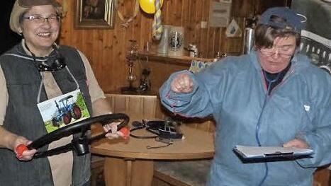 Dorothea Thomann (links) und Maria Weber brachten einen "alten Bulldog" durch den Tüv - sehr zur Freude der Senioren.  Fotos: heki