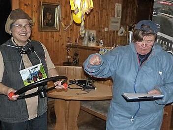 Dorothea Thomann (links) und Maria Weber brachten einen "alten Bulldog" durch den T&uuml;v - sehr zur Freude der Senioren.  Fotos: heki