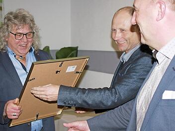 Das ist eine Freude: Rainer Männling (links) aus Knetzgau erhielt von Obermeister Michael Ott und stellvertretendem Obermeister Jürgen Fromm seine Urkunde. Fotos: Katharina Becht