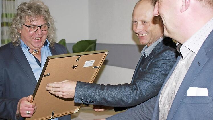 Das ist eine Freude: Rainer Männling (links) aus Knetzgau erhielt von Obermeister Michael Ott und stellvertretendem Obermeister Jürgen Fromm seine Urkunde. Fotos: Katharina Becht