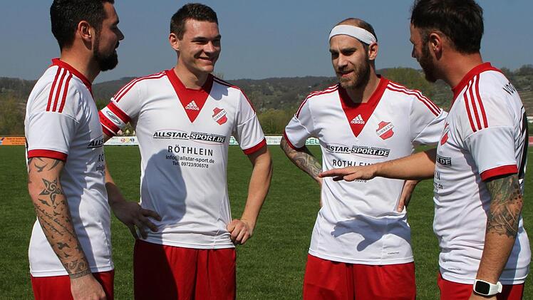 Die beiden Limbacher Spielertrainer Michael Finster (links) und Markus Vogentanz (rechts) bei letzten Anweisungen vor dem Spiel an ihren Kapitän Michael Schmitt (Zweiter von links) und Torjäger Stefan Albert (Zweiter von rechts)