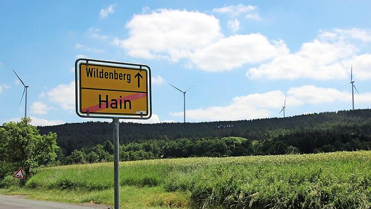 Ob die Windräder bei Hain tatsächlich zu laut sind, soll ein unabhängiger Gutachter mit einer Lärmmessung prüfen. Foto: Franziska Rieger