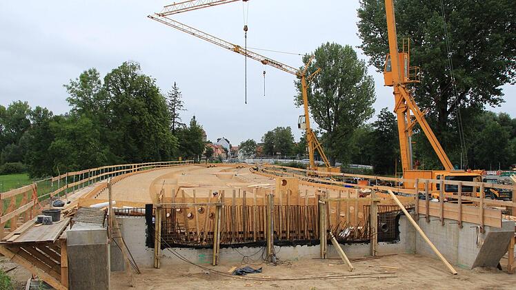 Die Holzschalung für die neue Flutbrücke in Höchstadt ist fertig. Foto: Andreas Dorsch