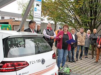 Mehr als 50 Interessierte kamen zum Treffpunkt Elektromobilität. Eingeladen hatten das Landratsamt Kulmbach und die Energieagentur Nordbayern.  Foto: Sonny Adam