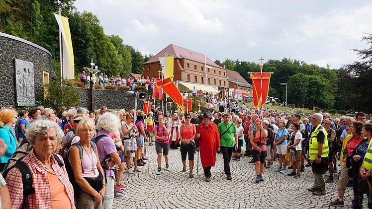 Einzug der Wallfahrer in die Klosterkirche, angeführt von Pilgerführer Klaus Rind (Mitte) und den "Auszubildenden" Claudia Lurz (links) und Thomas Schenkel. Foto: Marion Eckert