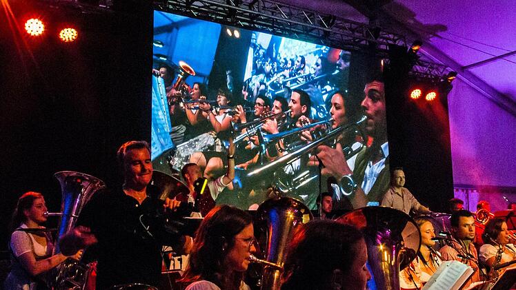 Beste Stimmung im Festzelt: Die Original Prinz Albert Blasmusik spielte beim "Oktopafest" auf dem Coburger Schlossplatz.Foto: Jochen Berger