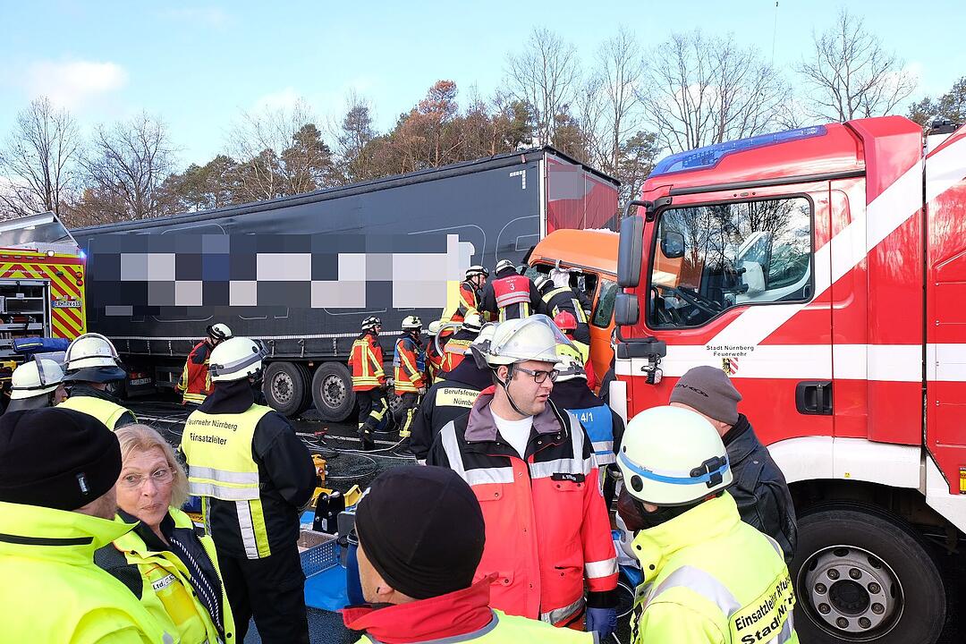 Mehrere Lastwagen kollidieren auf der A3 bei Erlangen
