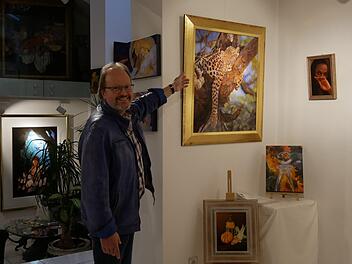 Relaxen und entspannt den Tag angehen, so wie der Tiger  im Baum, das wünscht sich Künstler Ralf Vieweg zum 25-jährigen Bestehen  seiner "Galerie 13"  am Sonntag. Kommen und genießen, sich einen  wunderschönen Nachmittag in netter Atmosphäre gönnen, mit lauter netten  Leuten plaudern und die Seele baumeln lassen.     Foto Manja von Nida