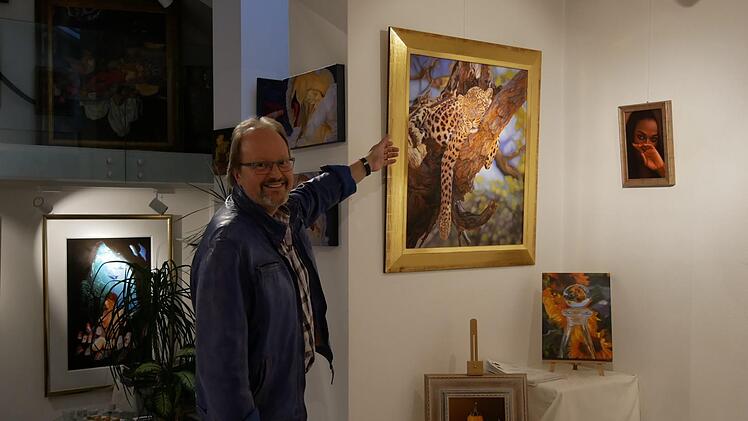 Relaxen und entspannt den Tag angehen, so wie der Tiger  im Baum, das wünscht sich Künstler Ralf Vieweg zum 25-jährigen Bestehen  seiner "Galerie 13"  am Sonntag. Kommen und genießen, sich einen  wunderschönen Nachmittag in netter Atmosphäre gönnen, mit lauter netten  Leuten plaudern und die Seele baumeln lassen.     Foto Manja von Nida