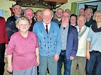 Im Kreise seiner Familie konnte Bernd Jahreis ( vorne mit seiner Ehefrau Anneliese) seinen 80. Geburtstag feiern. Foto: Werner Reißaus