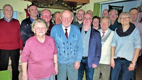 Im Kreise seiner Familie konnte Bernd Jahreis ( vorne mit seiner Ehefrau Anneliese) seinen 80. Geburtstag feiern. Foto: Werner Reißaus