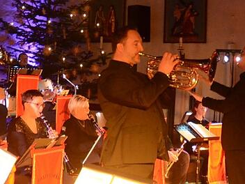 Roman Steiger spielte als Solist am Bassflügelhorn „Für einen im Himmel“. Rechts der Dirigent des Musikvereins Rothenkirchen, Daniel Hilbert