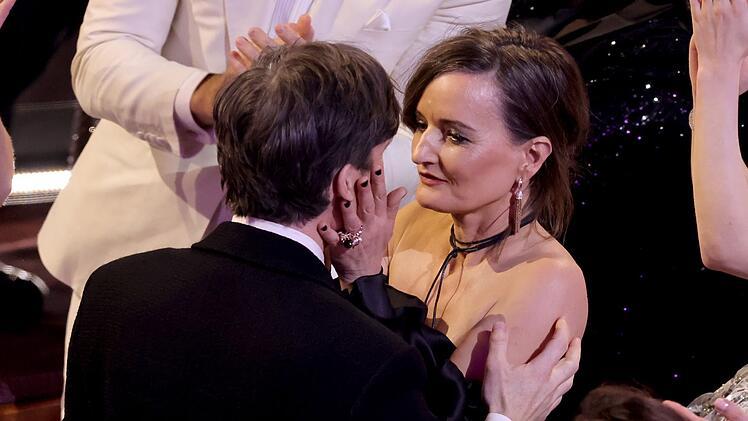 Beim gr&ouml;&szlig;ten Triumph seiner Karriere war sie an seiner Seite: Yvonne McGuinness gratuliert ihrem Mann Cillian Murphy zum Gewinn des Oscar als bester Hauptdarsteller.