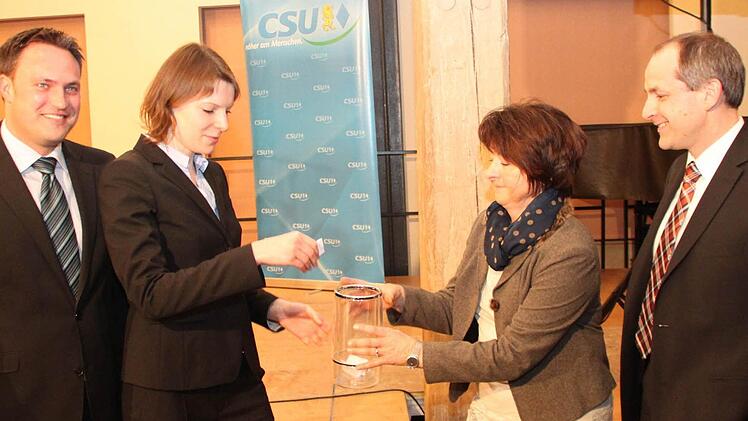 Lose ziehen bei Edith Güthlein - die Kandidaten Alexander Hummel (links), Emmi Zeulner (rechts daneben) und Jörg Kunstmann (rechts).