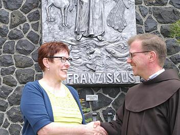 Ab 1. August ist Angelika Somaruga Geschäftsführerin der Franziskaner Klosterbetriebe. Glück, Erfolg und Gottes Segen für ihre neue Aufgabe wünschte Provinzialminister Pater Cornelius Bohl. Foto: Thomas Pfeuffer