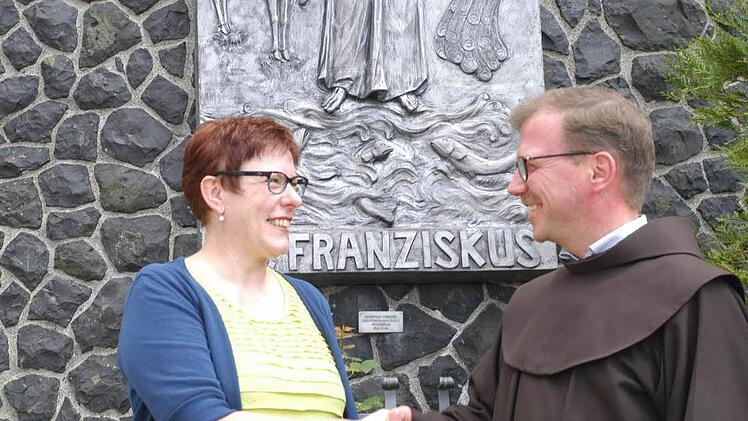Ab 1. August ist Angelika Somaruga Geschäftsführerin der Franziskaner Klosterbetriebe. Glück, Erfolg und Gottes Segen für ihre neue Aufgabe wünschte Provinzialminister Pater Cornelius Bohl. Foto: Thomas Pfeuffer