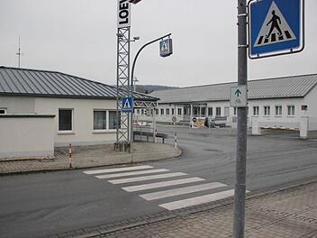 Der Überweg ermöglicht für Loewe-Beschäftigte ein siches Überqueren der Industriestraße. Das soll so bleiben .  Foto: Marco Meißner