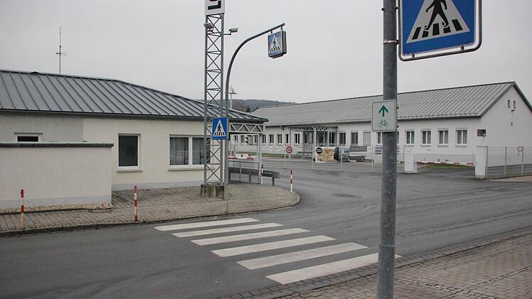 Der Überweg ermöglicht für Loewe-Beschäftigte ein siches Überqueren der Industriestraße. Das soll so bleiben .  Foto: Marco Meißner