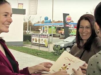 Eine Filmszene: Meike F&ouml;ckersperger (links) zeigt das Buch von Janos H&uuml;bschmann.