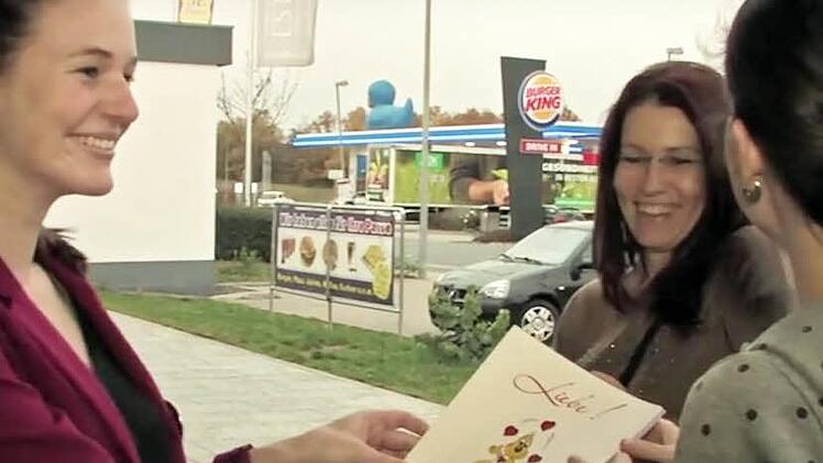 Eine Filmszene: Meike F&ouml;ckersperger (links) zeigt das Buch von Janos H&uuml;bschmann.