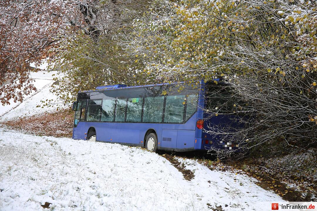 Schulbusunglück bei erstem Schnee – Bus rutscht 300 Meter den Hang hinab – Kinder zum Glück keine im Bus