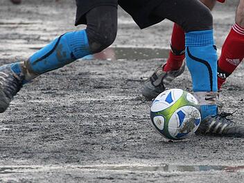 Wohl dem Verein, der bei dieser Witterung auf einen Hartplatz zurückgreifen kann. Denn den durchweichten Rasenplätzen droht das Schicksal eines Kartoffelackers, wenn jetzt 22 Fußballer 90 Minuten auf ihnen spielen. Foto: Archiv