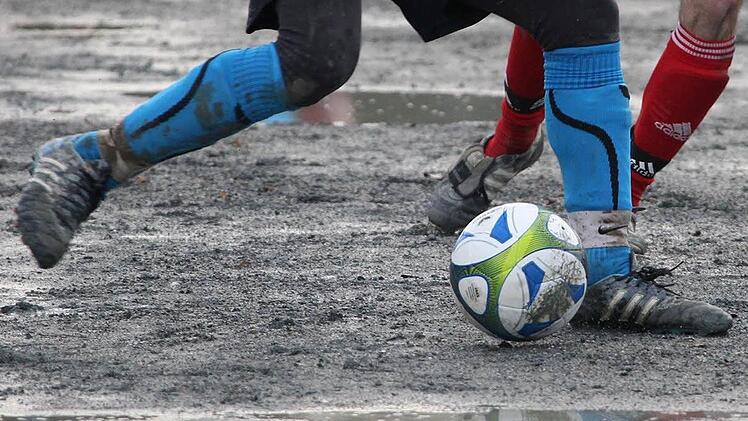 Wohl dem Verein, der bei dieser Witterung auf einen Hartplatz zurückgreifen kann. Denn den durchweichten Rasenplätzen droht das Schicksal eines Kartoffelackers, wenn jetzt 22 Fußballer 90 Minuten auf ihnen spielen. Foto: Archiv