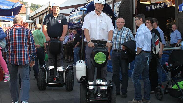 Kai Ramming (rechts) - hier bei seinem Einsatz als "rollender Helfer" beim Bierfest - fährt beim BRK weiter vorneweg. Der Kreisbereitschaftsleiter bleibt für weitere vier Jahre im Amt. Foto: Archiv/Alexander Hartmann