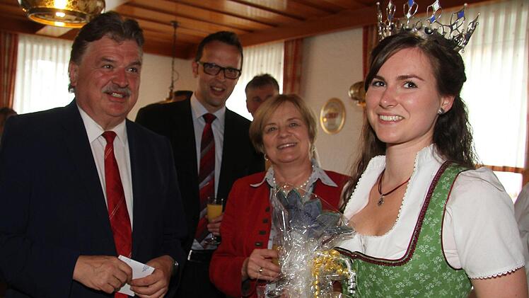 Die Milchkönigin nahm die Glückwünsche von Landrat Klaus Peter Söllner, Bürgermeister Andreas Pöhner und Maria Linderer, Geschäftsführerin von Milchland Bayern, im Gasthaus "Zur Krone" entgegen.