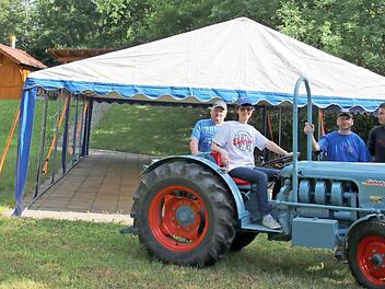 Die Krumbacher Eicher- und Oldtimerfreunde freuen sich bereits auf ihr traditionelles Traktorentreffen. Es wird am kommenden Sonntag, 11. Juni, zum 14. Mal stattfinden. Das Festzelt haben die Organisatoren (hier Vorsitzender Thomas Billinger mit Sohn Jonas, Kassier Michael Wengert, Ortssprecherin Monika Wolf sowie Roland Billinger) bereits aufgebaut. Immer dabei: Vereinshund Emmy  Foto: Bettina Knauth