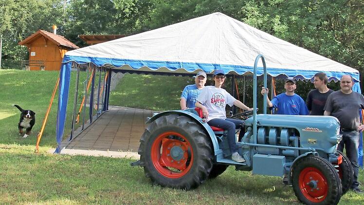 Die Krumbacher Eicher- und Oldtimerfreunde freuen sich bereits auf ihr traditionelles Traktorentreffen. Es wird am kommenden Sonntag, 11. Juni, zum 14. Mal stattfinden. Das Festzelt haben die Organisatoren (hier Vorsitzender Thomas Billinger mit Sohn Jonas, Kassier Michael Wengert, Ortssprecherin Monika Wolf sowie Roland Billinger) bereits aufgebaut. Immer dabei: Vereinshund Emmy  Foto: Bettina Knauth