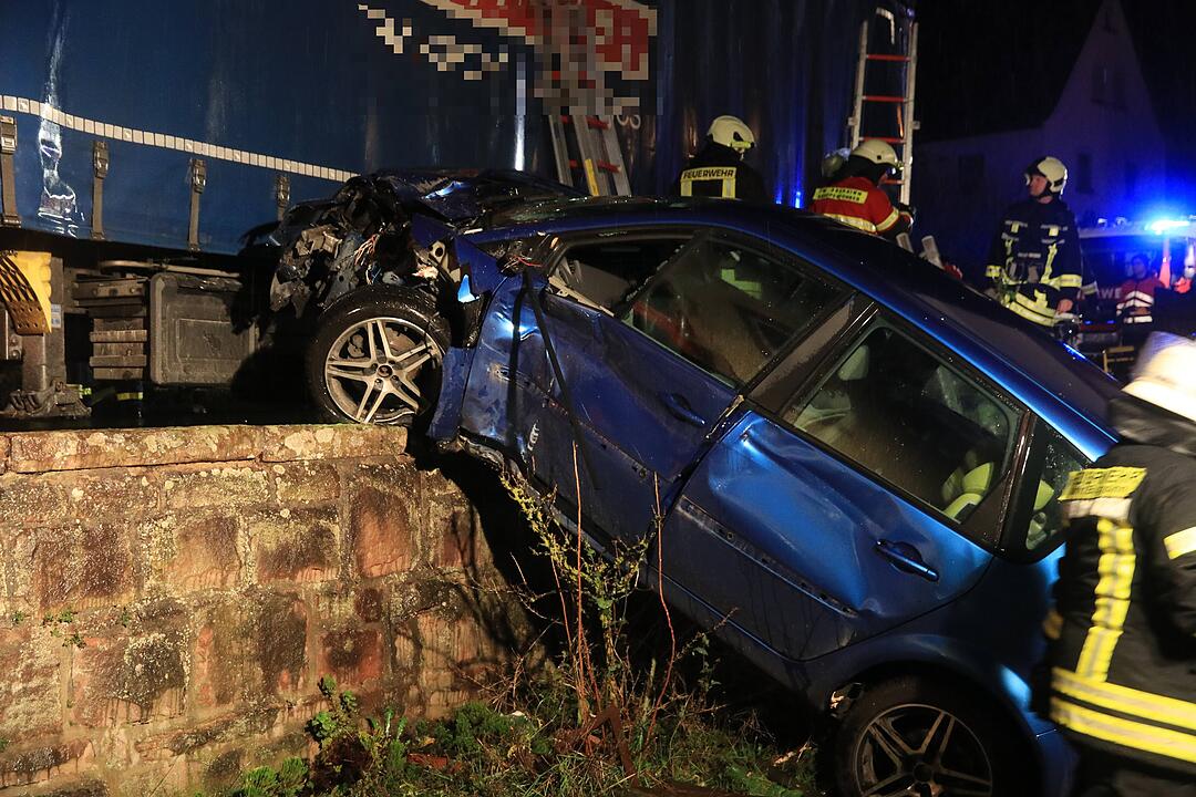 Unterfranken: Sattelzug kracht frontal in Wohnhaus - Fahrer eingeklemmt und schwer verletzt