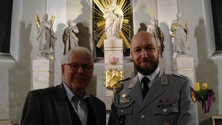 Otto Leidenberger, Präsident des Lion Clubs, holte das Heeresmusikkoprs Kassel mit seinem Dirigenten Stabsfeldwebel Andreas Alschinger nach Bad Brückenau.  Stephanie Elm
