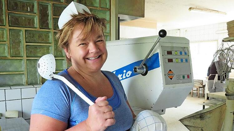 Susi Mayr lädt am 12. und am 13. Juni zum Krapfenbacken ein. Fotos: Monika Schütz