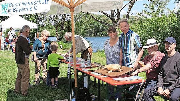 An ihrem Infostand erkl&auml;rten die Natursch&uuml;tzer, wie Mikroplastik in die Nahrung gelangt. Foto: Dieter Fischer