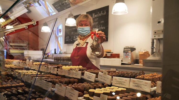 Aus über 100 Sorten können die Gäste an der längsten Pralinentheke Oberfrankens wählen. Da ist für jeden Feinschmecker etwas dabei.  Foto: Sandra Hackenberg
