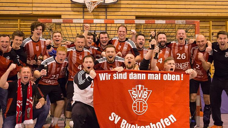 Ein Archivbild: Die Handball-Mannschaft des SV Buckenhofen feiert den Aufstieg. Foto: Sportfoto Zink/Archiv
