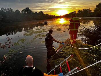 Oberwallenstadt: Lebloser Mann aus Ortswiesensee geborgen - Feuerwehr mit Boot im Einsatz