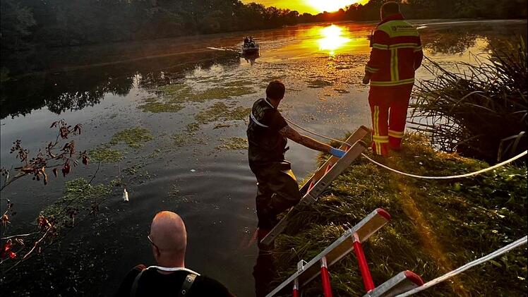 Oberwallenstadt: Lebloser Mann aus Ortswiesensee geborgen - Feuerwehr mit Boot im Einsatz