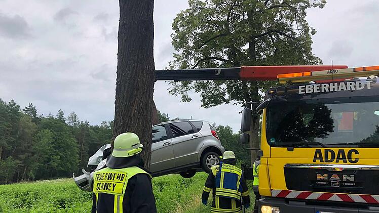 Buch am Forst/Schney: 23-Jähriger knallt mit Mercedes in einen Baum - "Nur bedingt ansprechbar"