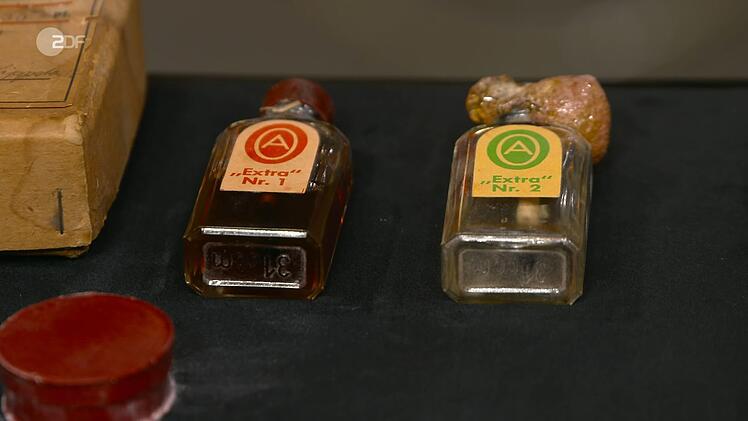 Die Fl&auml;schen enthielten ein kurioses Kosmetikprodukt: "Im Prinzip werden die Ohren angeklebt", fasste Lichter zusammen. Den Wert sch&auml;tzte Experte Detlev K&uuml;mmel auf einen Euro aufw&auml;rts.